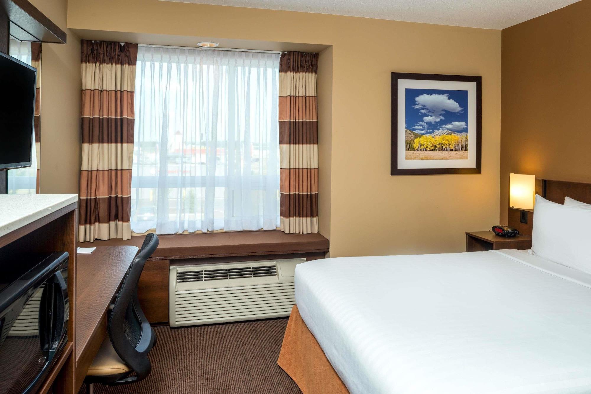 Microtel Inn & Suites By Wyndham Red Deer Zewnętrze zdjęcie