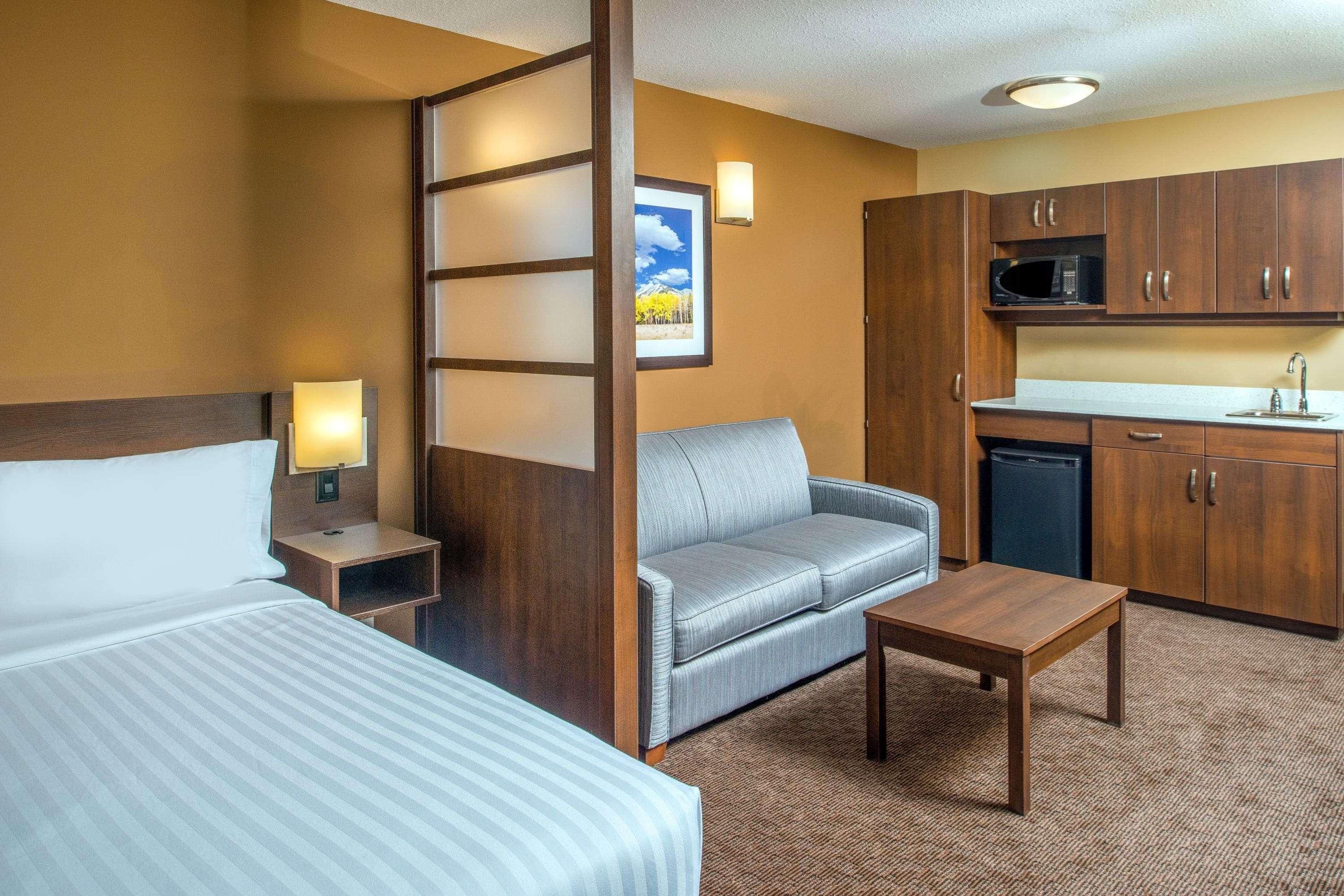 Microtel Inn & Suites By Wyndham Red Deer Zewnętrze zdjęcie